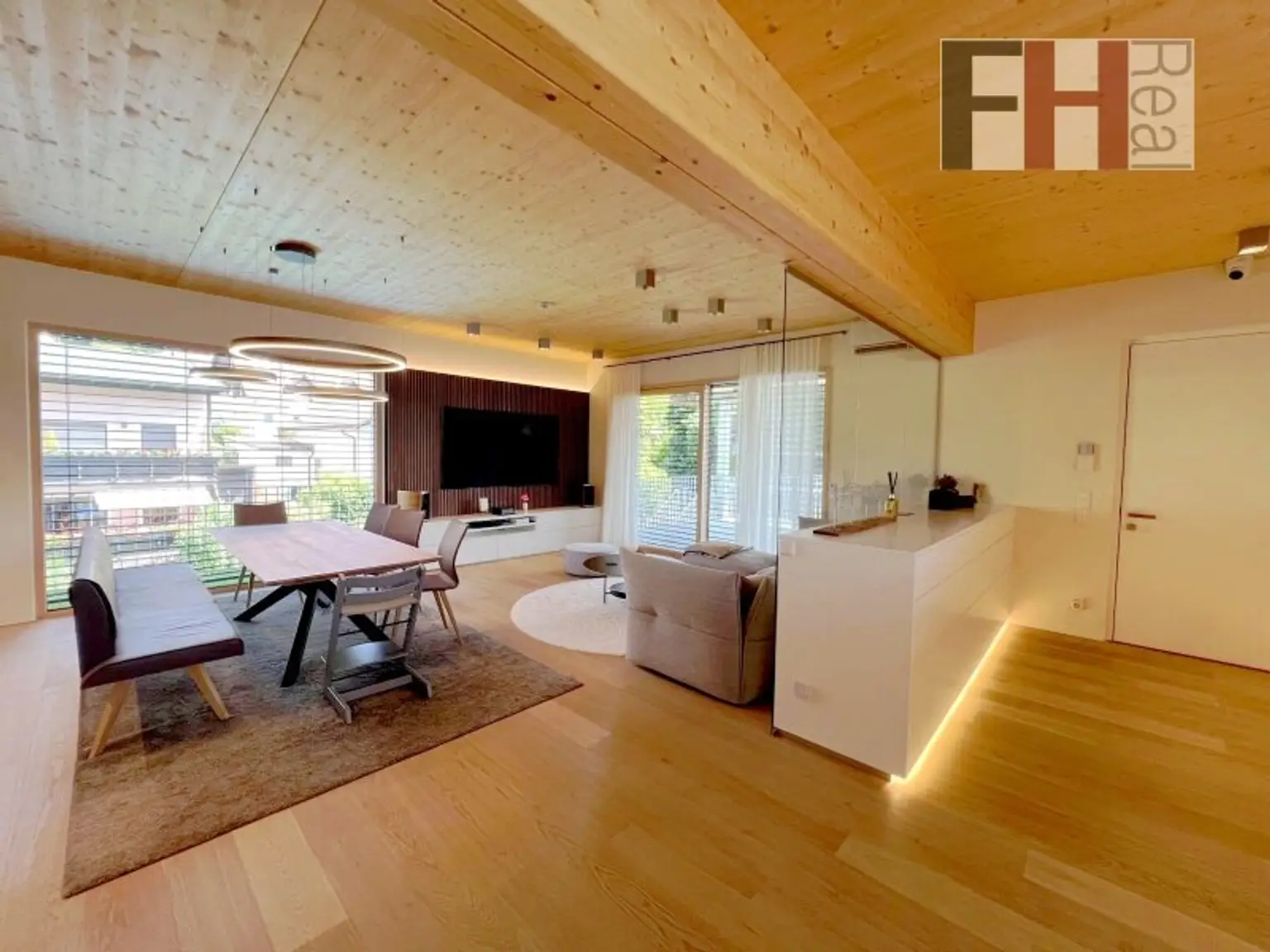 Moderne Gewerbeliegenschaft mit stylischer Wohneinheit inkl. Pool on Top! Bauland Kerngebiet! Vielfältige Nutzungsmöglichkeiten > Geschäftslokal, Büro, Praxis, Mobilitätscenter, KFZ!