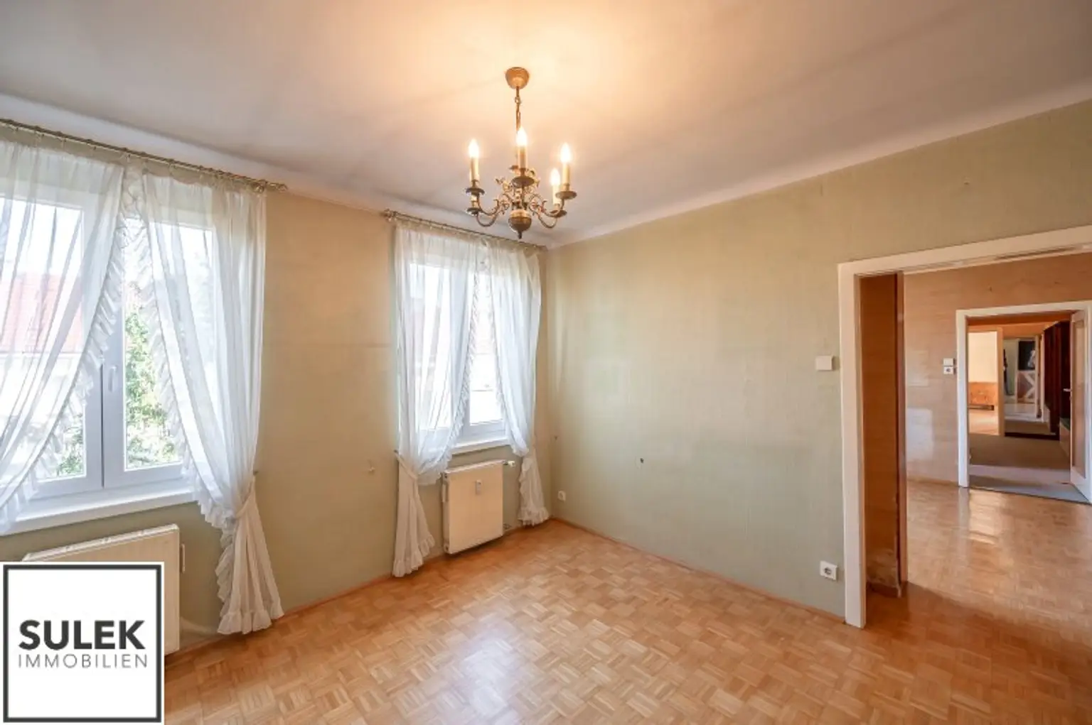 Bastiengasse 15: 3-Zimmer-DG-Wohnung mit separater Küche & gemütlicher, sonniger Terrasse