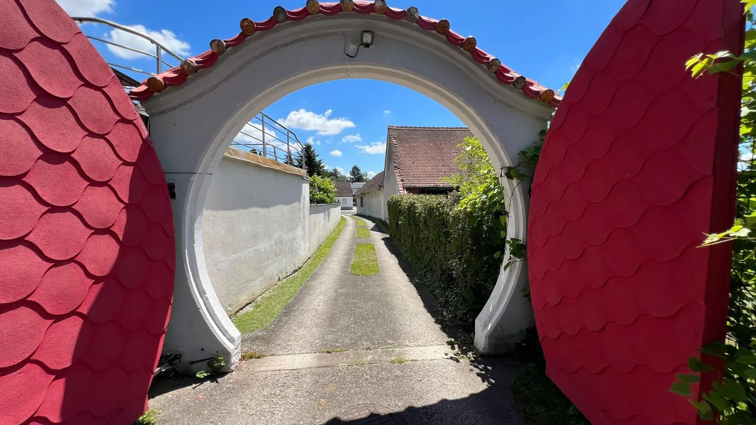 Einfahrt mit Tor