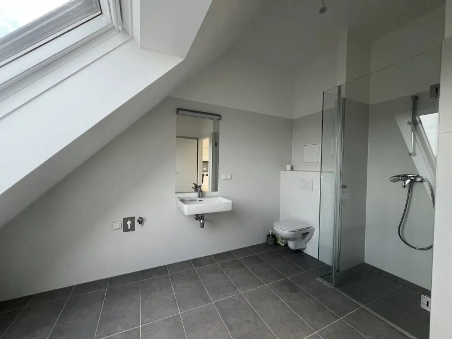 Wunderschöne 4 Zimmer Dachterrassenwohnung mit Garagenplatz in Top Lage