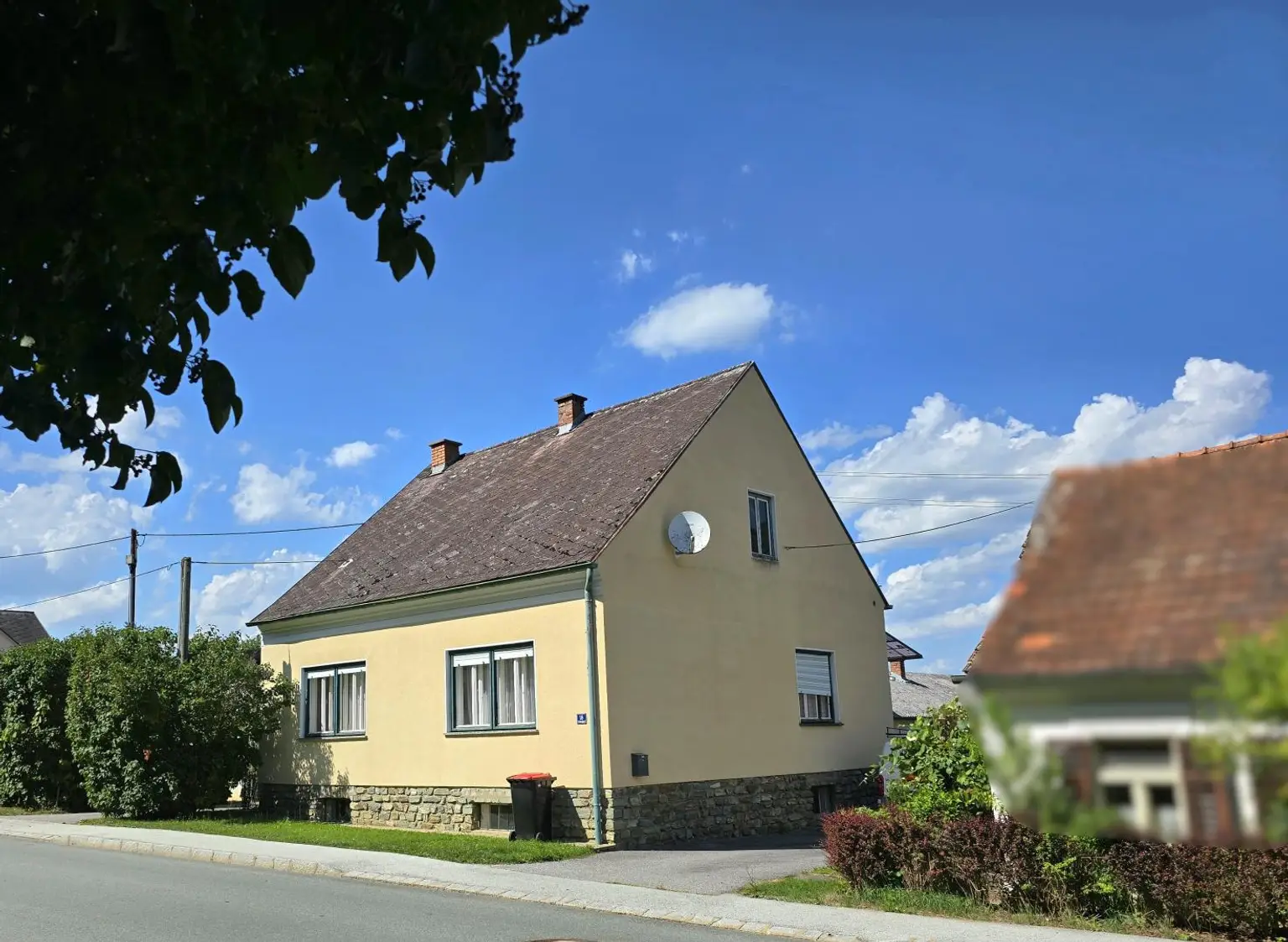 Bauernhaus mit Nebengebäude, Garage und Stall