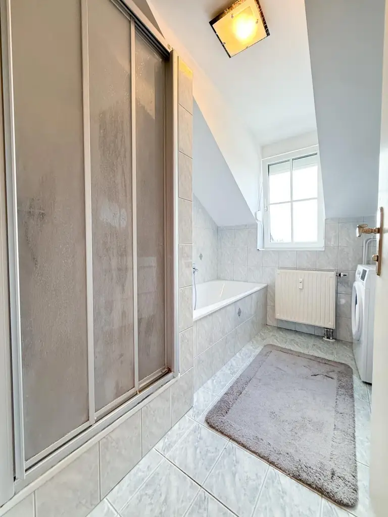 Charmante 3 Zimmer DG-Wohnung mit Carport-Stellplatz