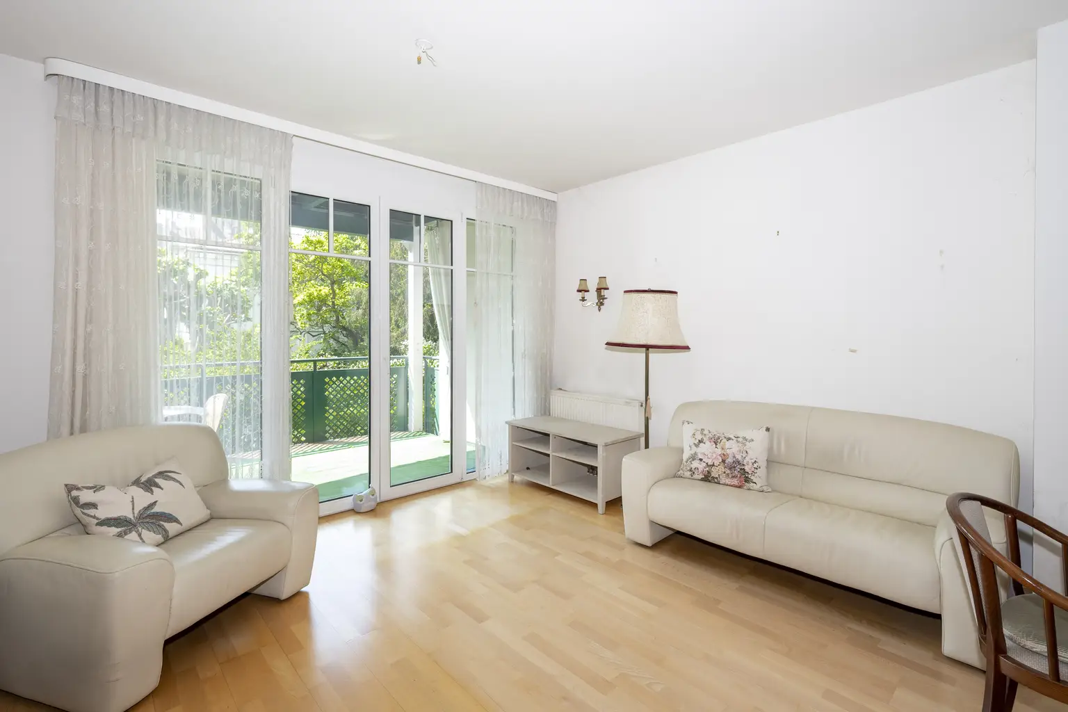 ++ Ruheoase im Zemtrum:  Barrierefreie 2-Zimmer-Wohnung mit Balkon, Grünblick und Tiefgaragenplatz ++
