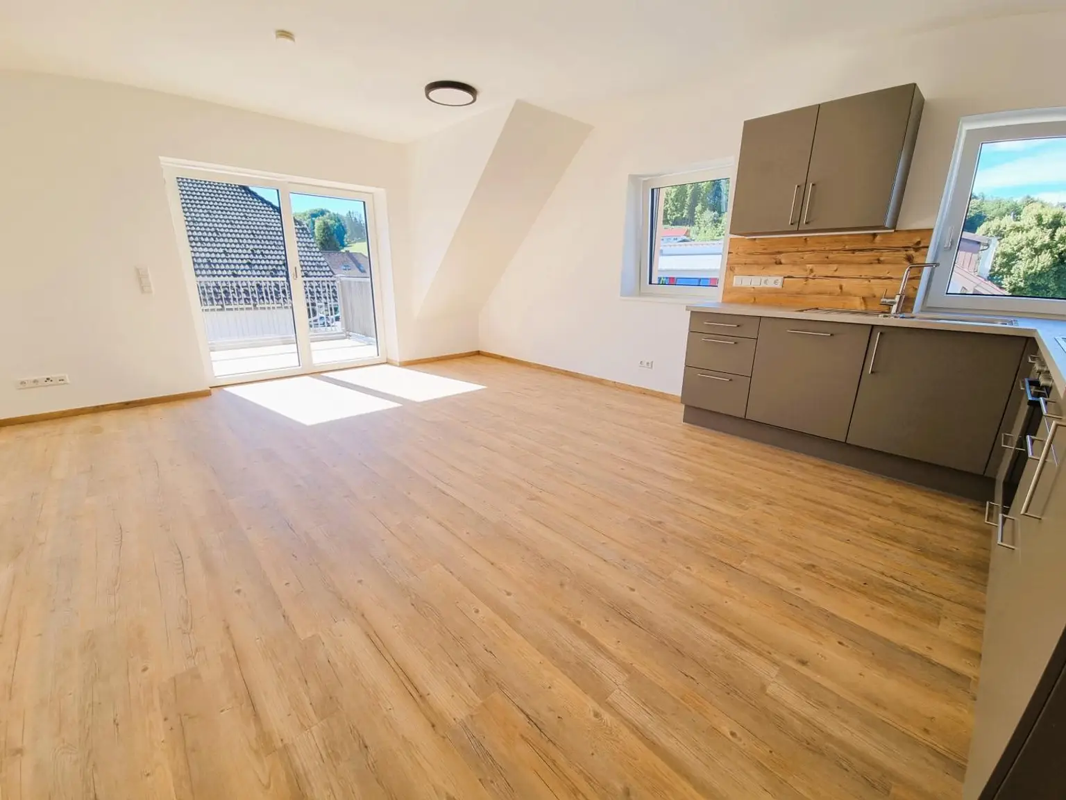 Neubau! Moderne 2-Zi.-Dachgeschoß-Wohnung mit großen Balkon