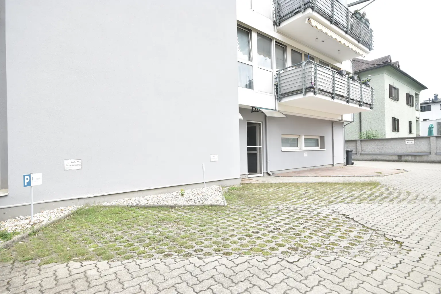 "SCHALLMOOS - Einzigartiges Atelier/Büro mit Wohnmöglichkeit und PKW-Stellplatz nähe Bahnhof"