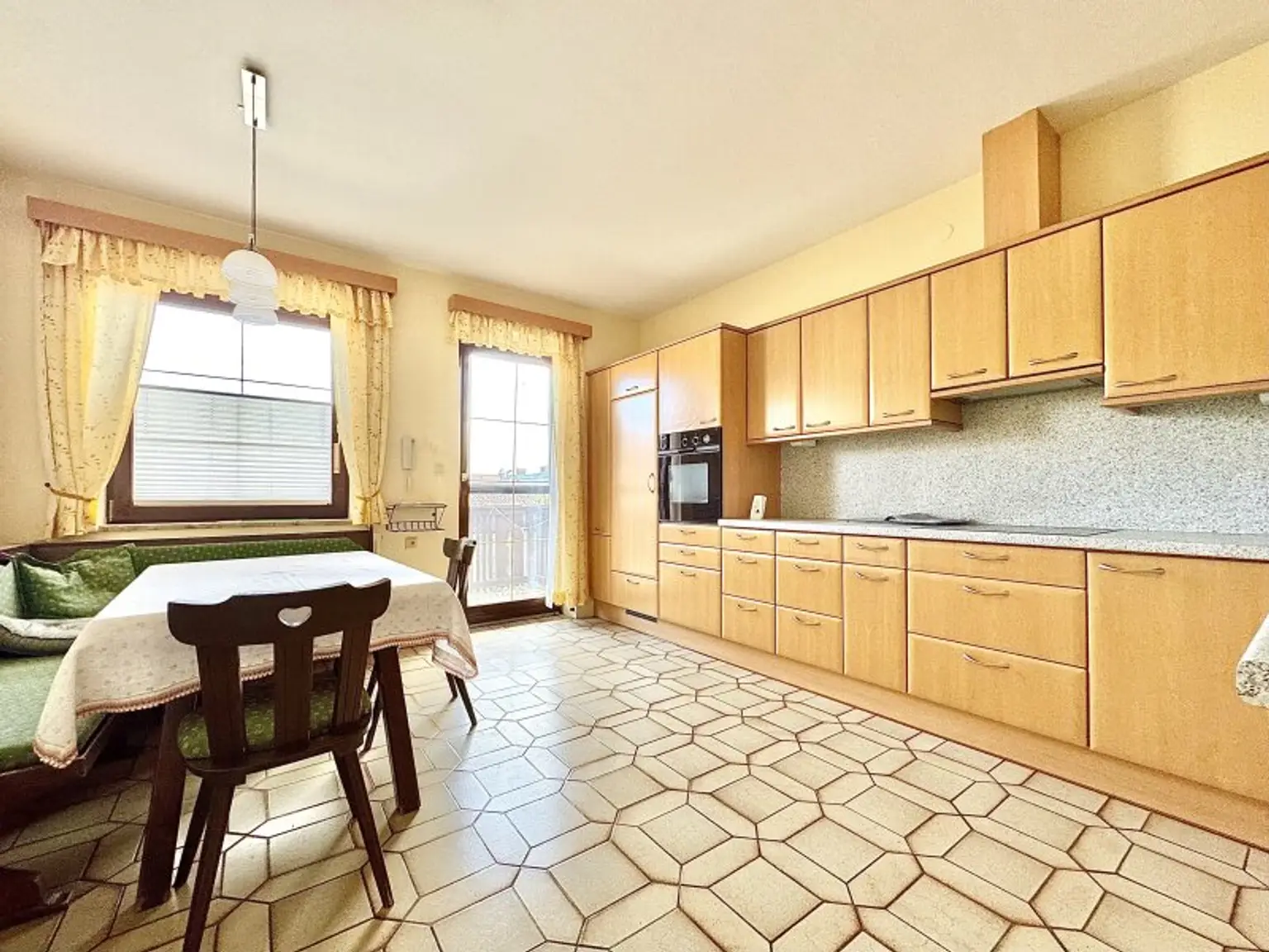 Haus mit ehemaligem Heurigen I GROSSES POTENTIAL I Wohnen + Arbeiten I geräumige Lagerflächen