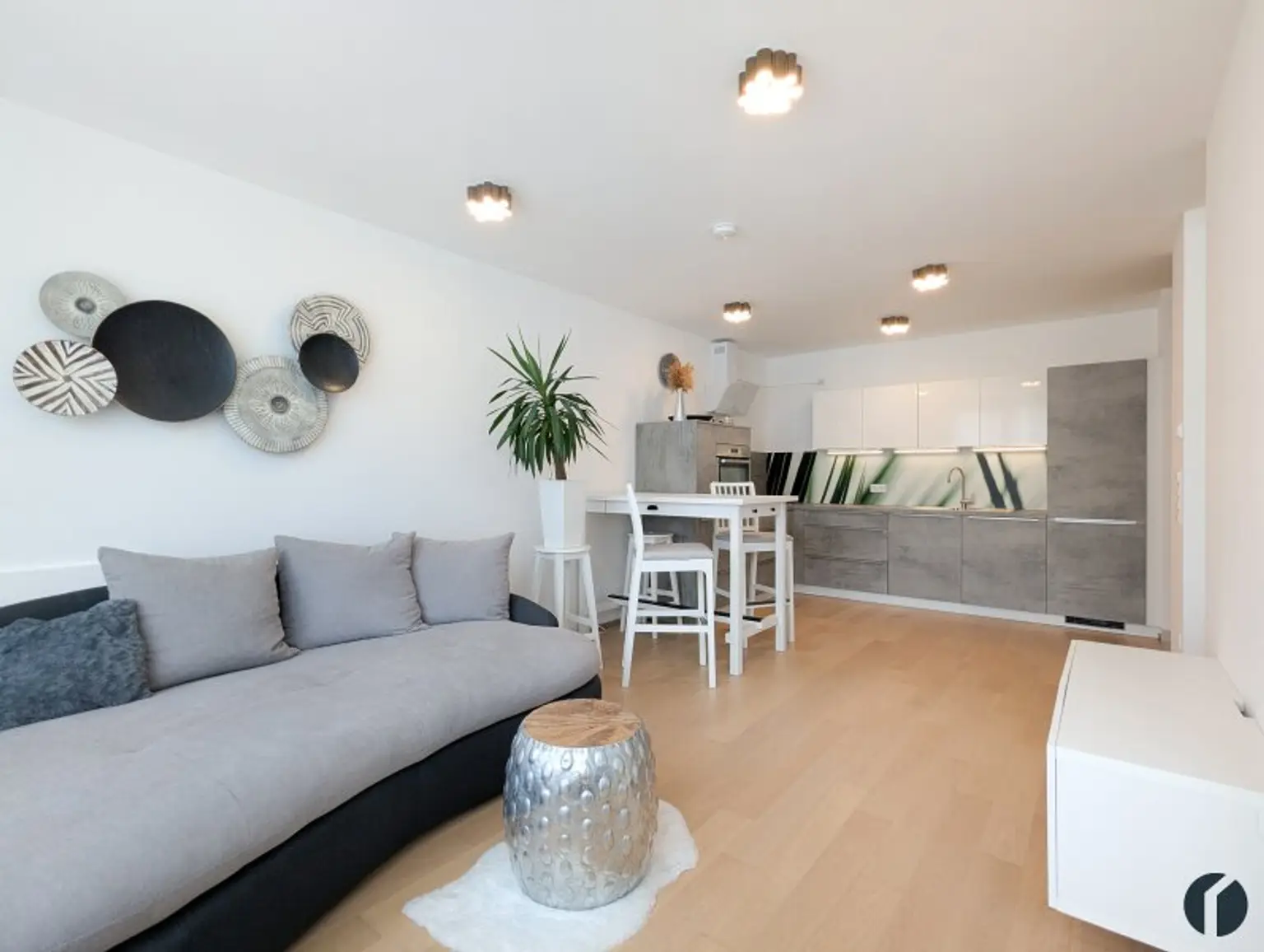 Exklusives Refugium mit Schwimmbiotop – Stilvoll möbliertes 2-Zimmer-Apartment in Ruhelage