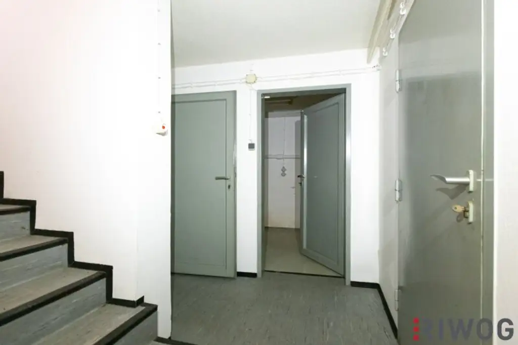 EIN- ODER ZWEIFAMILIENHAUS, gute Substanz, Modernisierungsbedarf