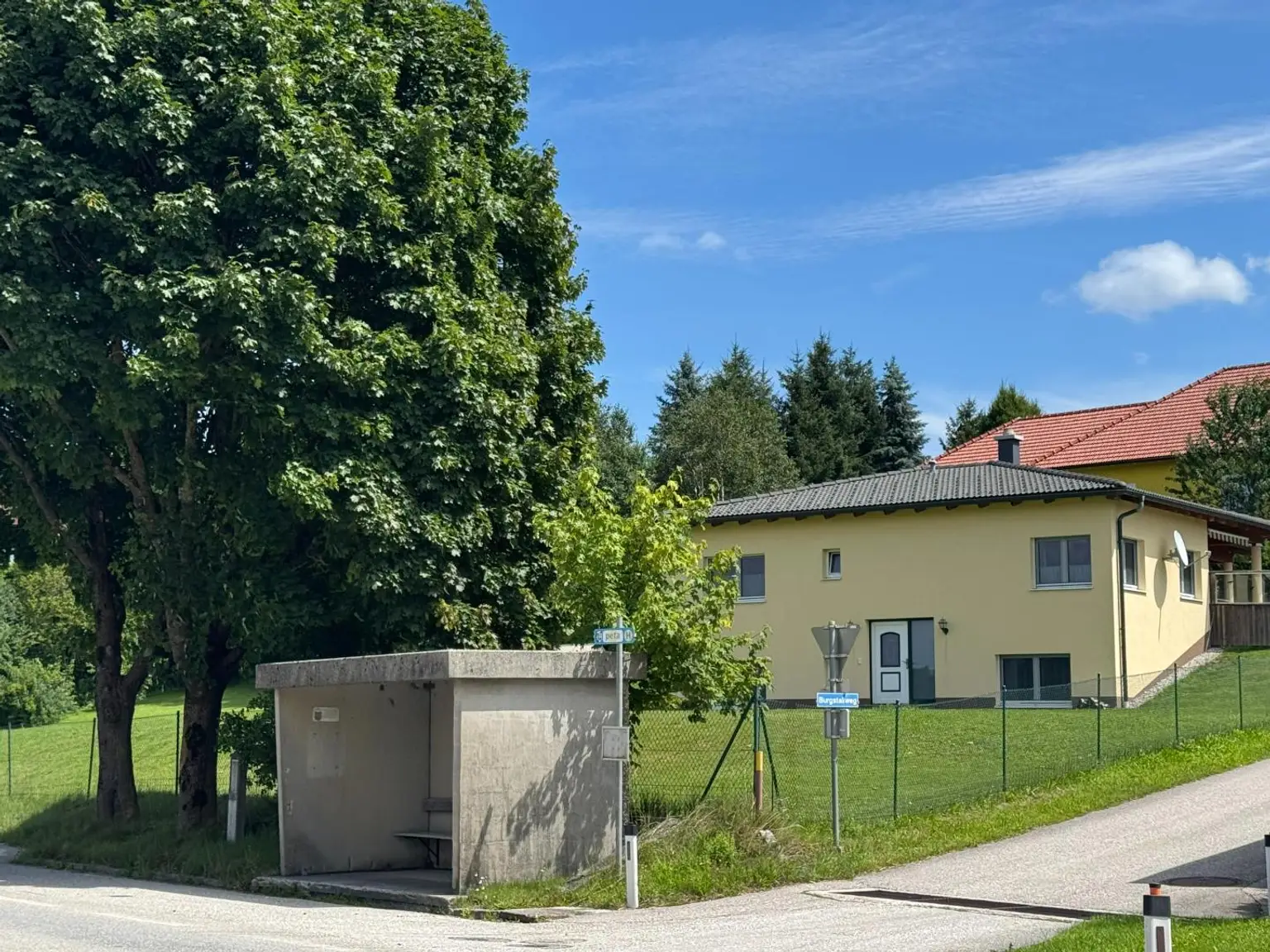 Bungalow mit Einliegerwohnung und großem Grundstück in sonniger Lage!