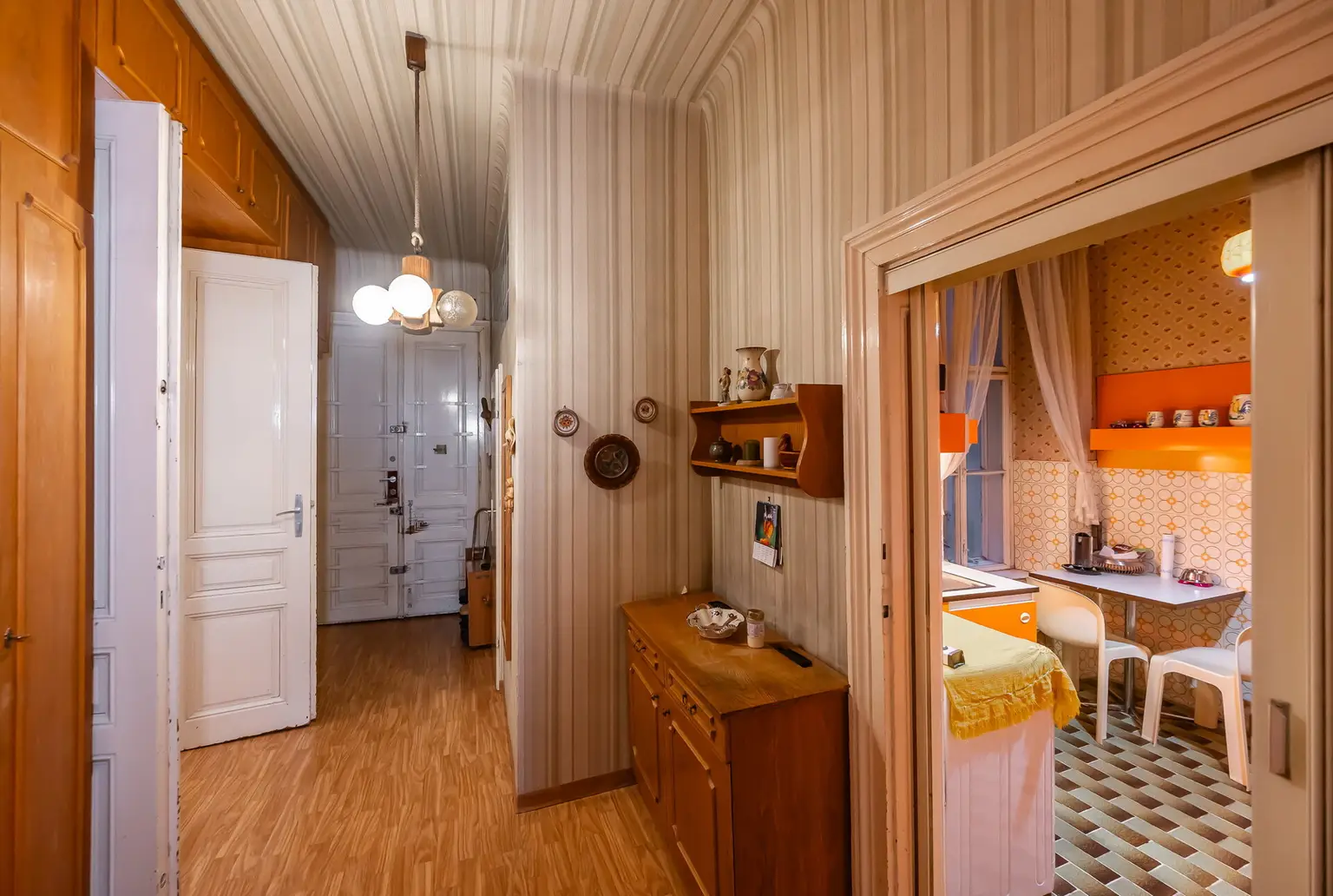 Gang mit Blick in die Küche