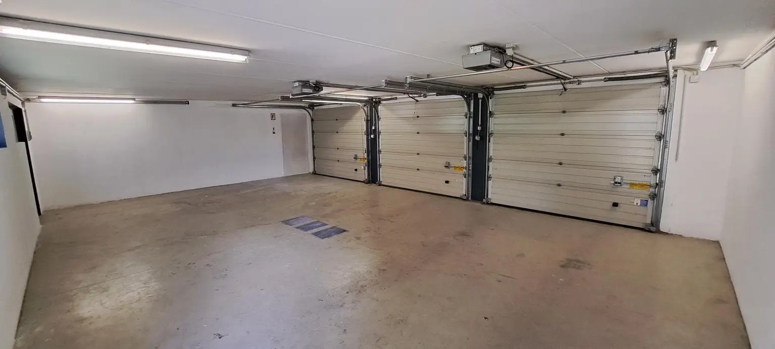 Zwei GARAGEN / HALLEN mit jeweils 3 STELLPLÄTZEN - zu mieten
