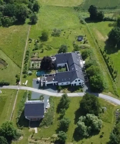 Großer Dreikant-Hof mit vielfältiger Nutzungsmöglichkeit; Wohngemeinschaft, Großfamilie, Seminare, landwirtschaftliche Aktivitäten
