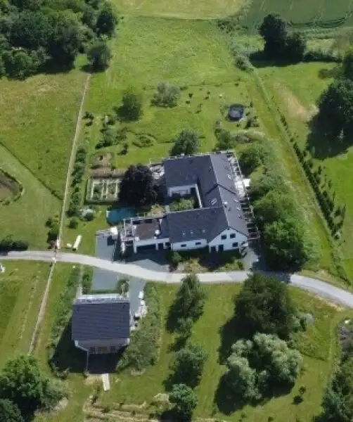 Großer Dreikant-Hof mit vielfältiger Nutzungsmöglichkeit; Wohngemeinschaft, Großfamilie, Seminare, landwirtschaftliche Aktivitäten