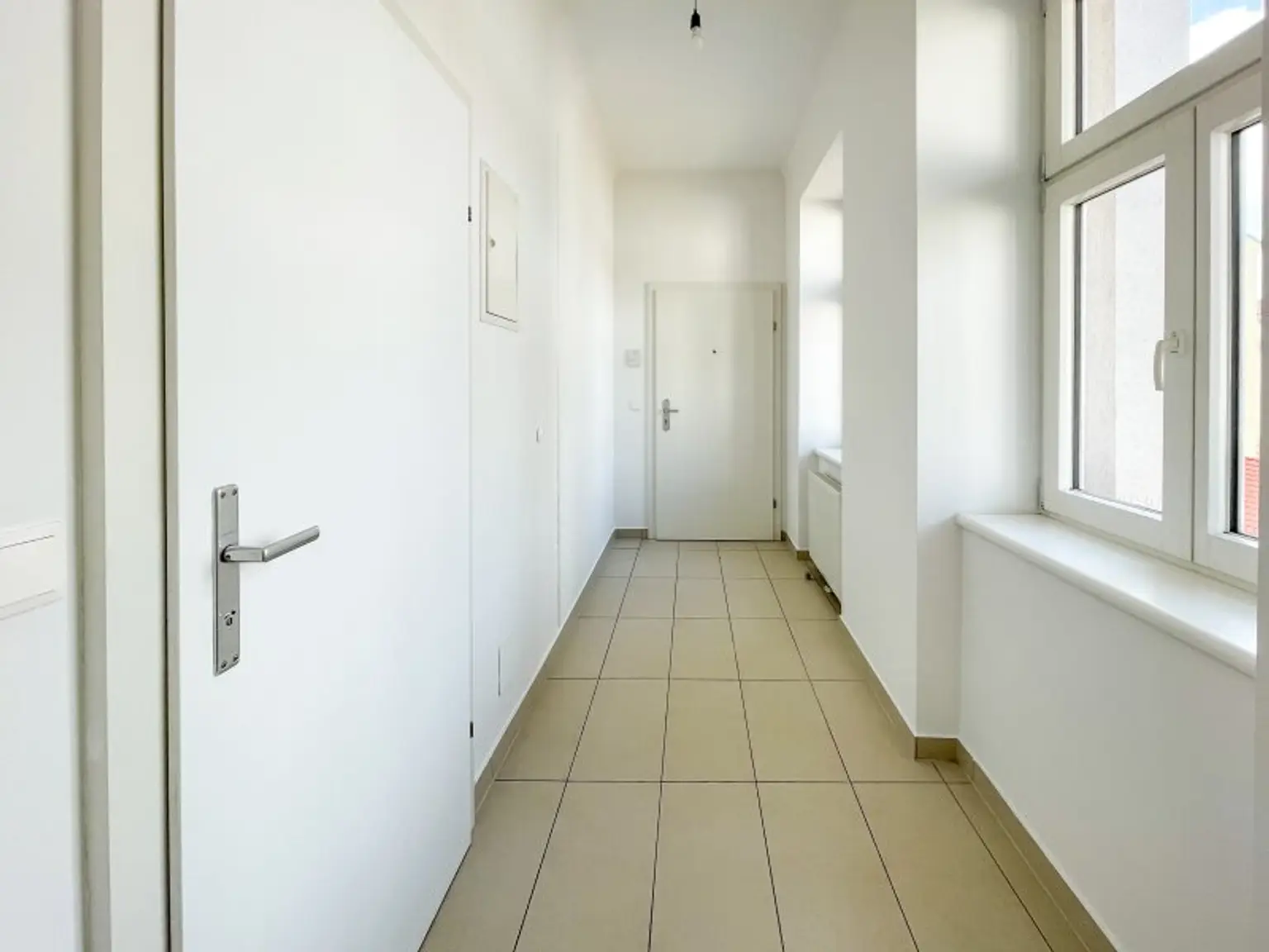 ALTBAUWOHNUNG MIT HOFSEITIGEM BALKON: 3 Zimmer inkl. Küche im 3. Liftstock