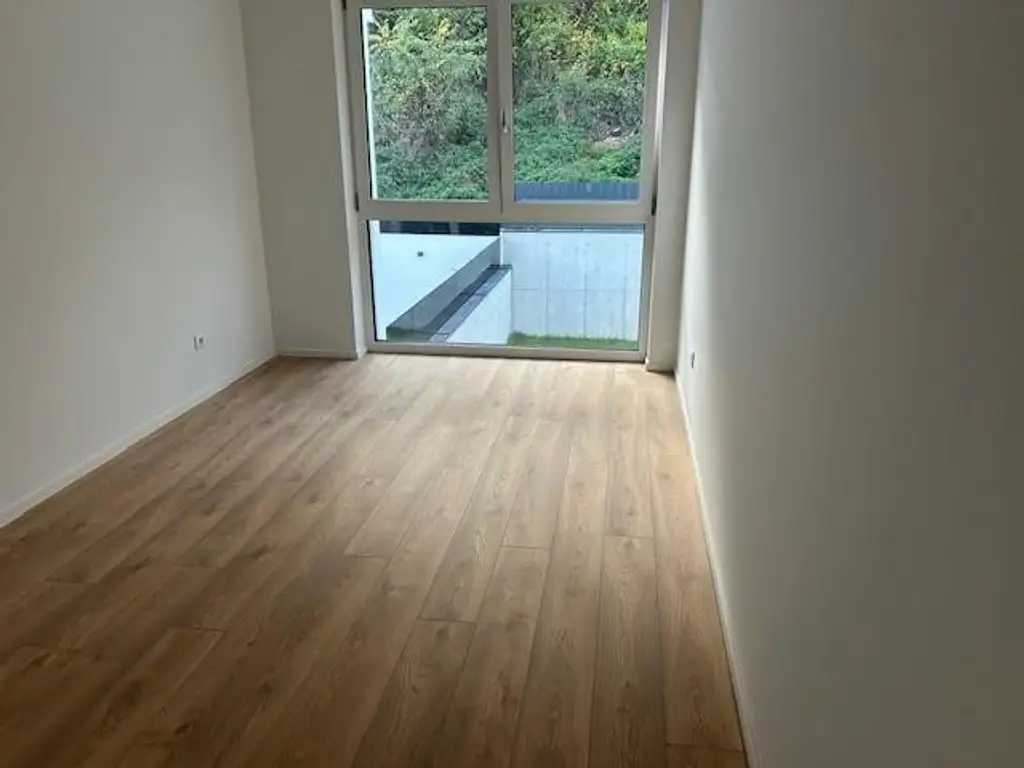 Neu gebaute Doppelhaushälfte mit großem 3fachcarport  in beliebter Siedlung