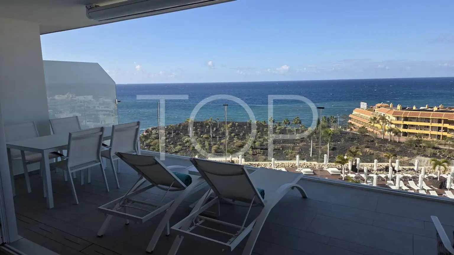 Elegantes Apartment mit großer Terrasse und Meerblick in prestigeträchtiger Anlage in La Caleta