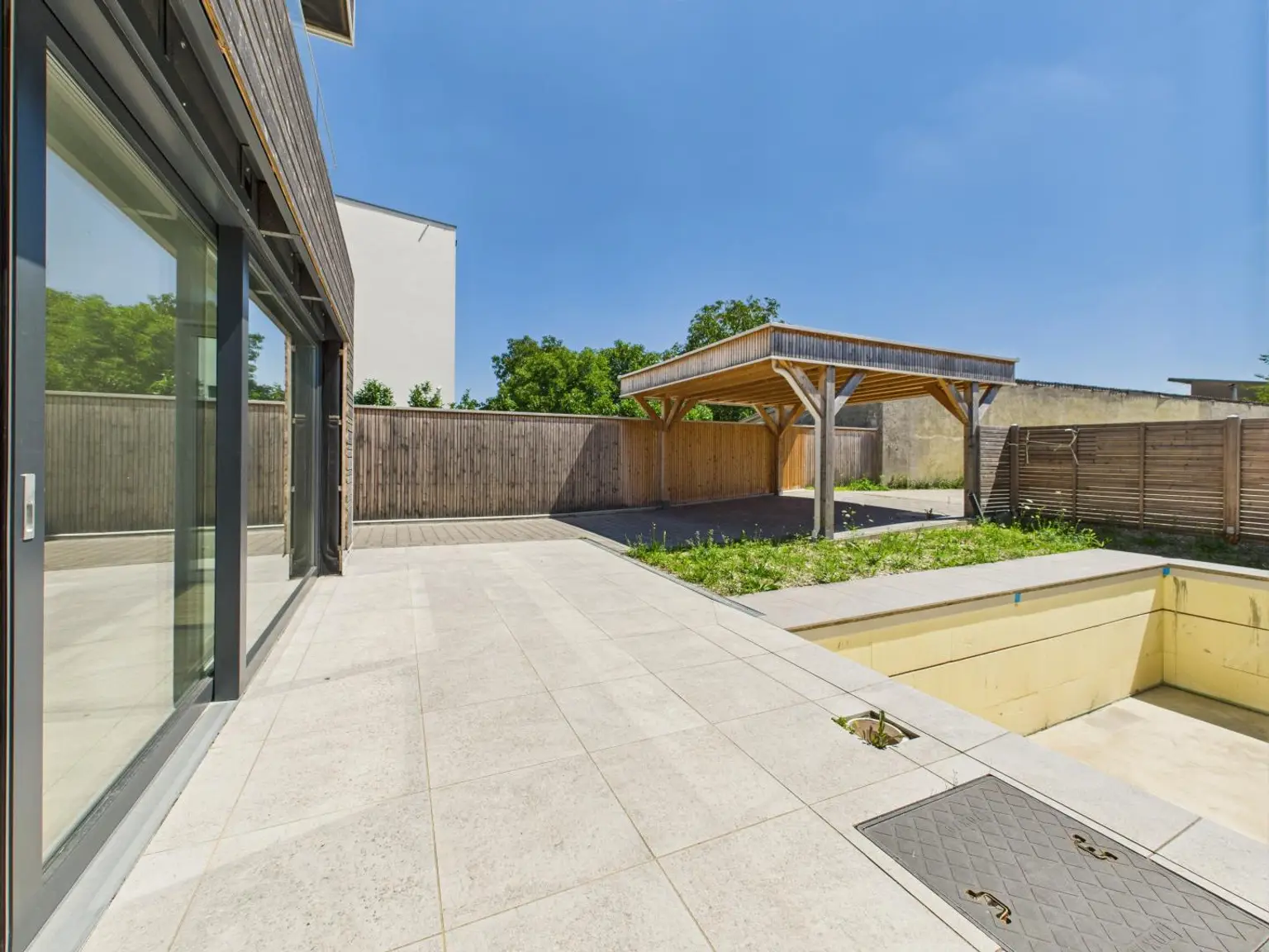 Wels-West: Luxuriöse Doppelhaushälfte mit Salzwasserpool, smarter Hausechnik & 149 m² Wohnfläche