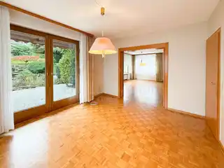 Esszimmer mit Zugang in den Garten
