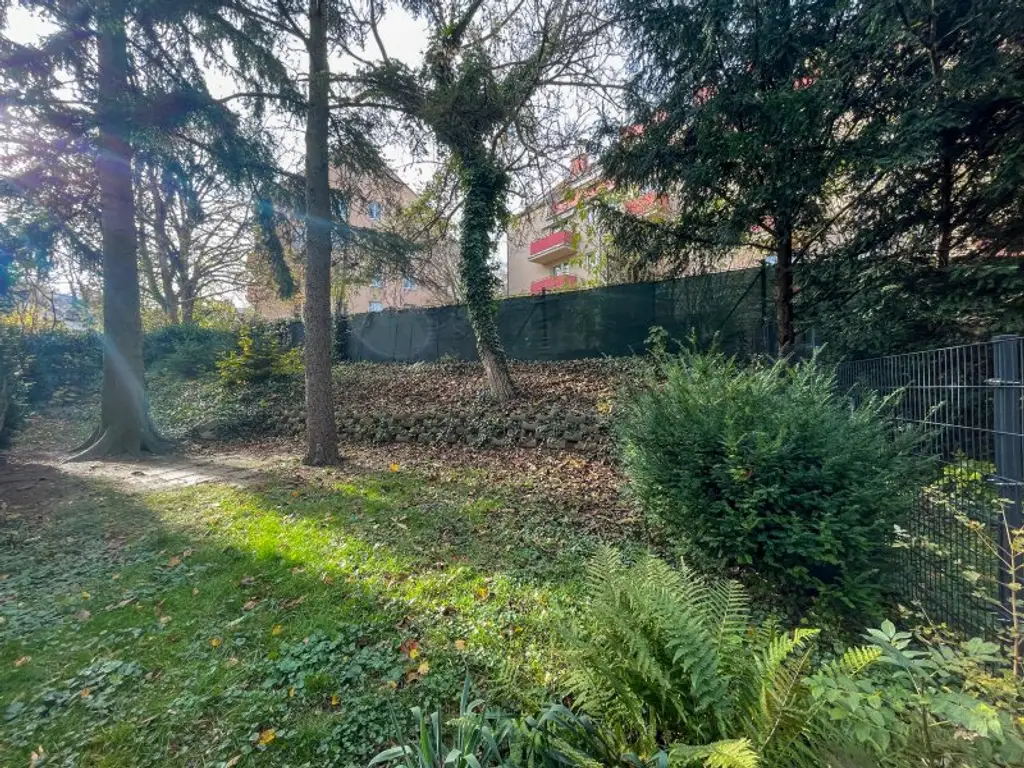 NÄHE LAINZER TIERGARTEN: Charmante 3-Zimmer-Gartenwohnung mit 218m² privater Grünfläche