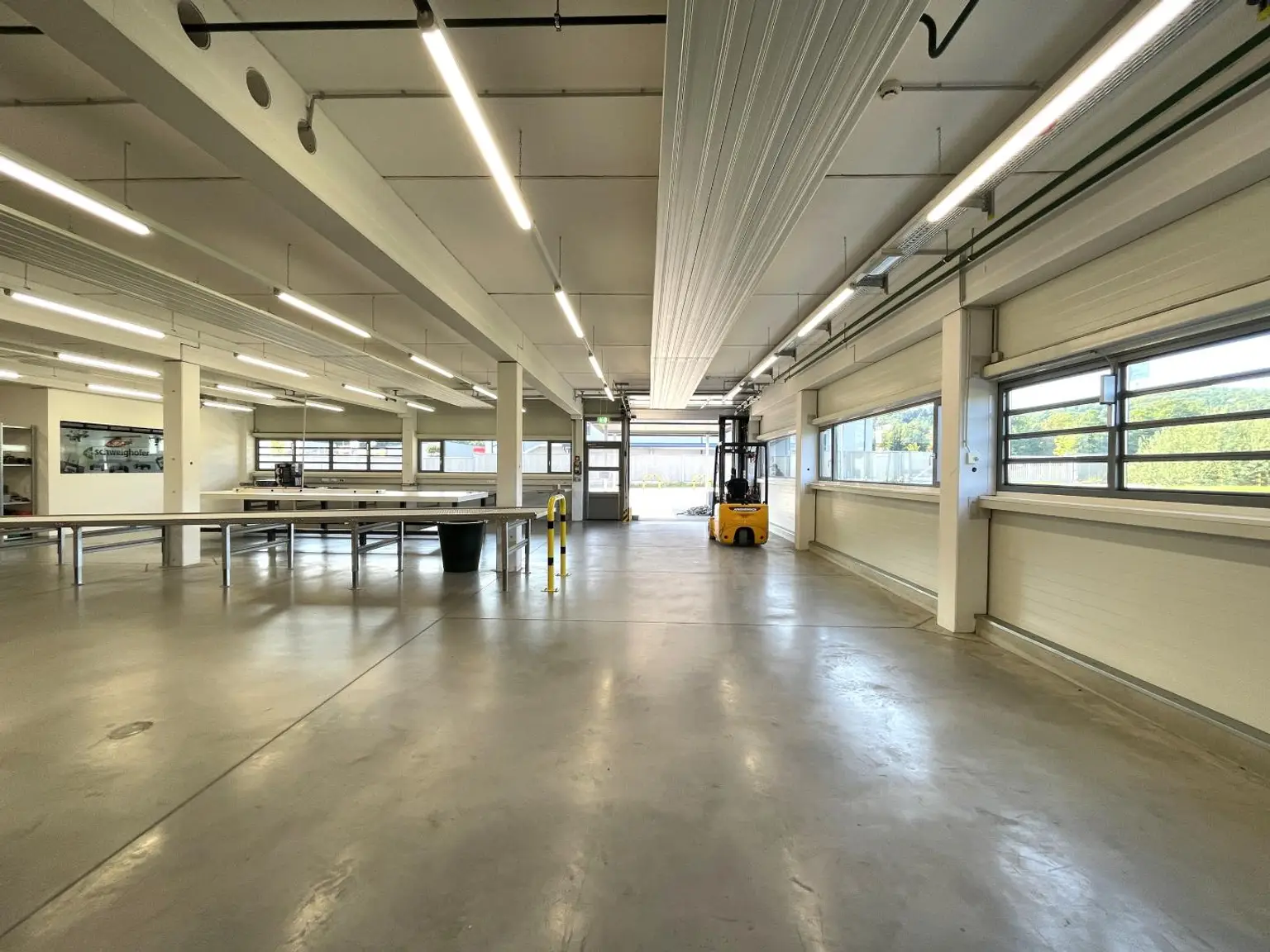 Moderne Gewerbeimmobilie mit Baureserve