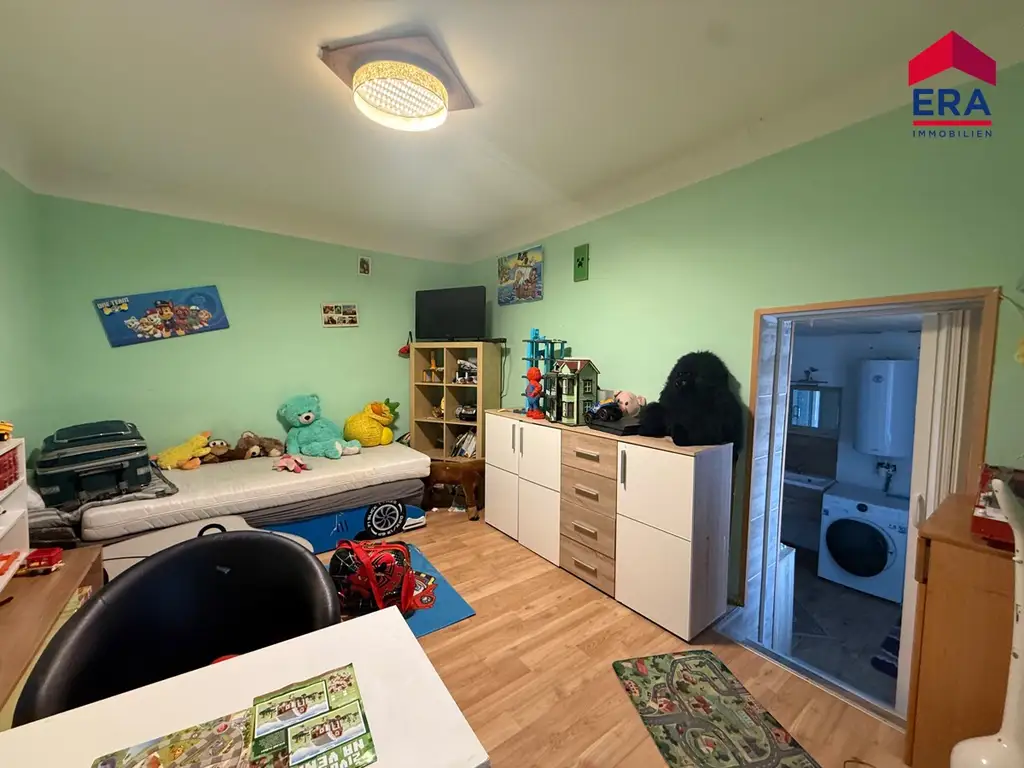 NEU: Viel Platz für Familie, Hobby und Werkstatt – Einfamilienhaus mit 4 Garagen und neuem Dach