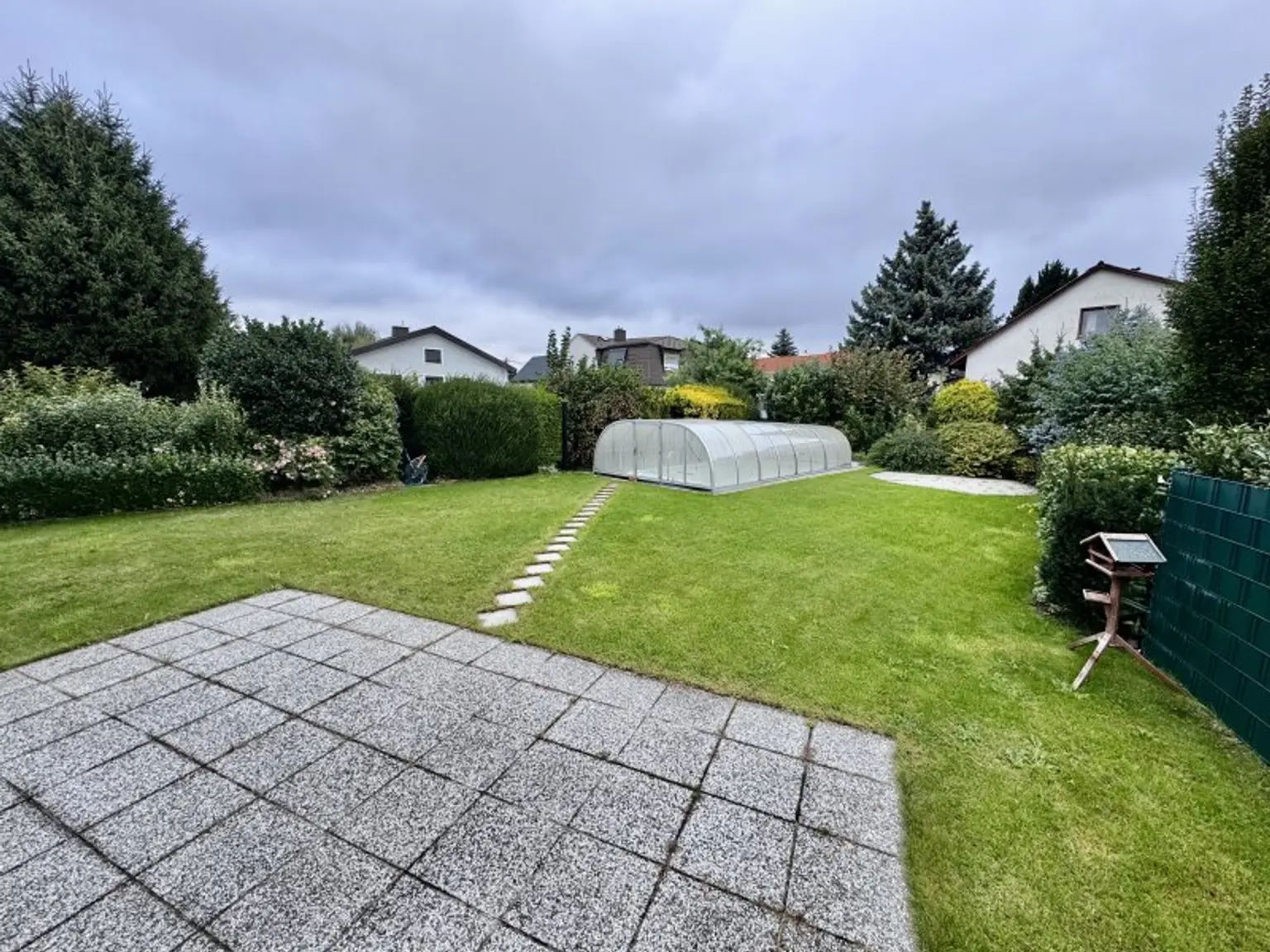 IHR NEUES ZUHAUSE - GROßZÜGIGES EINFAMILIENHAUS MIT SWIMMINGPOOL IN FLORIDSDORF