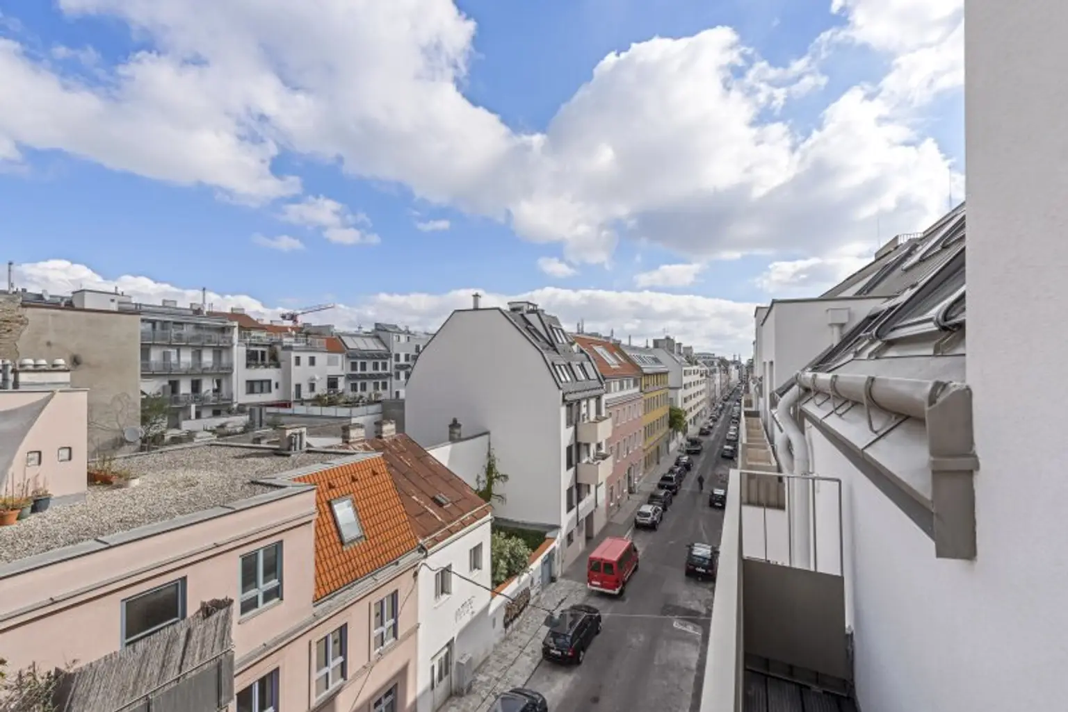 ZUM VERLIEBEN: EIN DACHGESCHOSS-TRAUM MIT BALKON