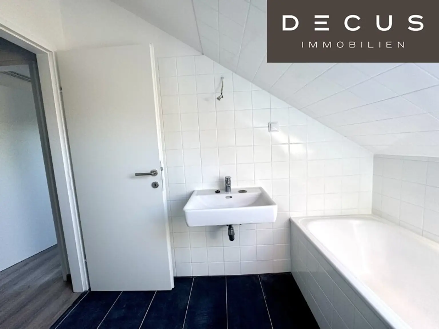 | CHARMANTE DACHGESCHOSSWOHNUNG | HELL & ZENTRAL | 4. OG | IDEAL FÜR SINGLES & STUDENTEN | TOP LAGE  | NÄHE UNI