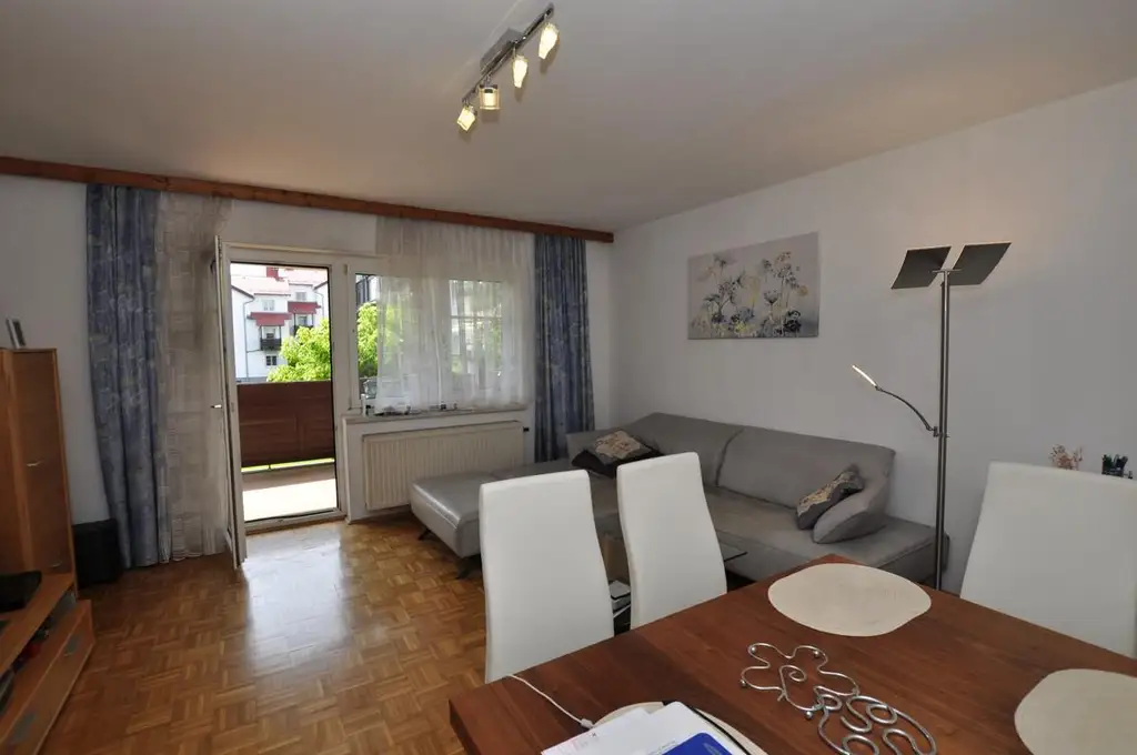 Sonnige 3-Zimmer-Wohnung im 1. Stock mit großer Loggia und Einzelgarage