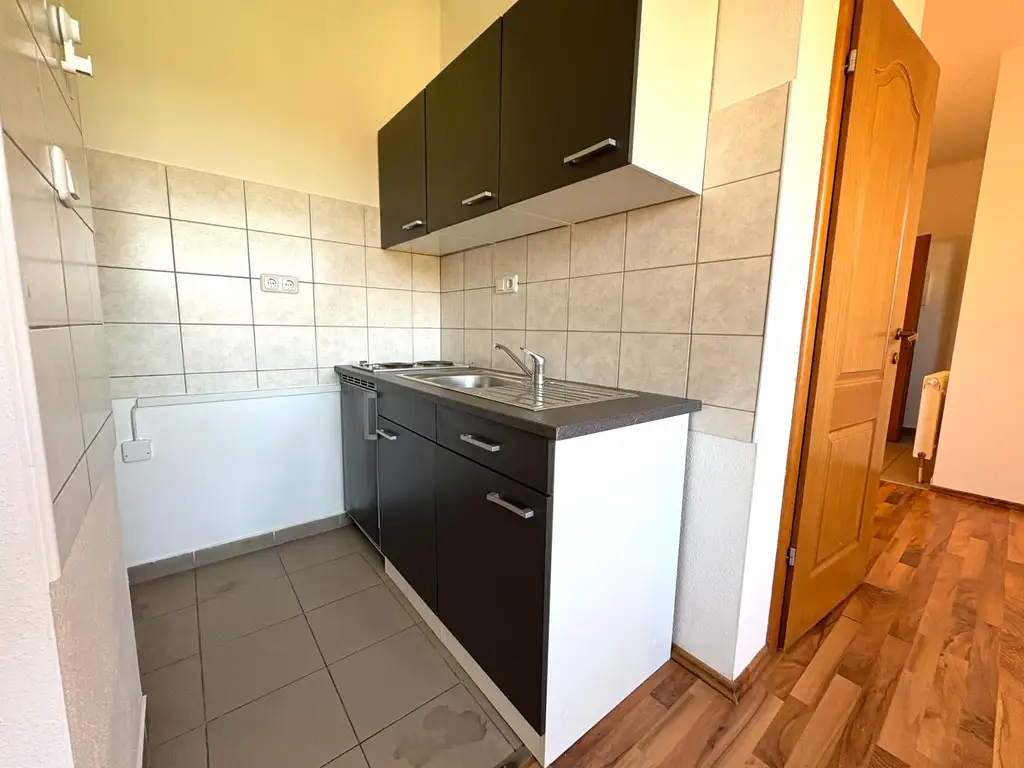 Sonnige 2-Zimmer-Wohnung mit Küche in zentraler Lage! Nähe BMW, SKF!!