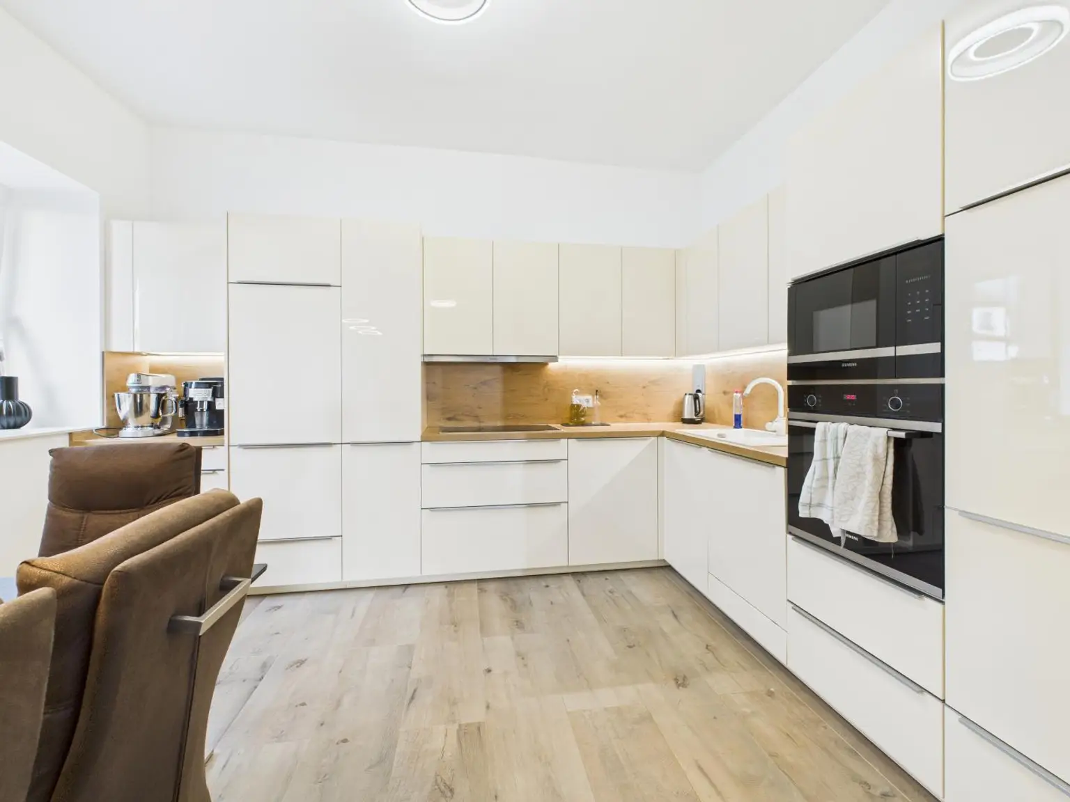 Kernsaniertes Anlageobjekt mit großzügigen Büroflächen und Wohneinheiten in 4050 Traun