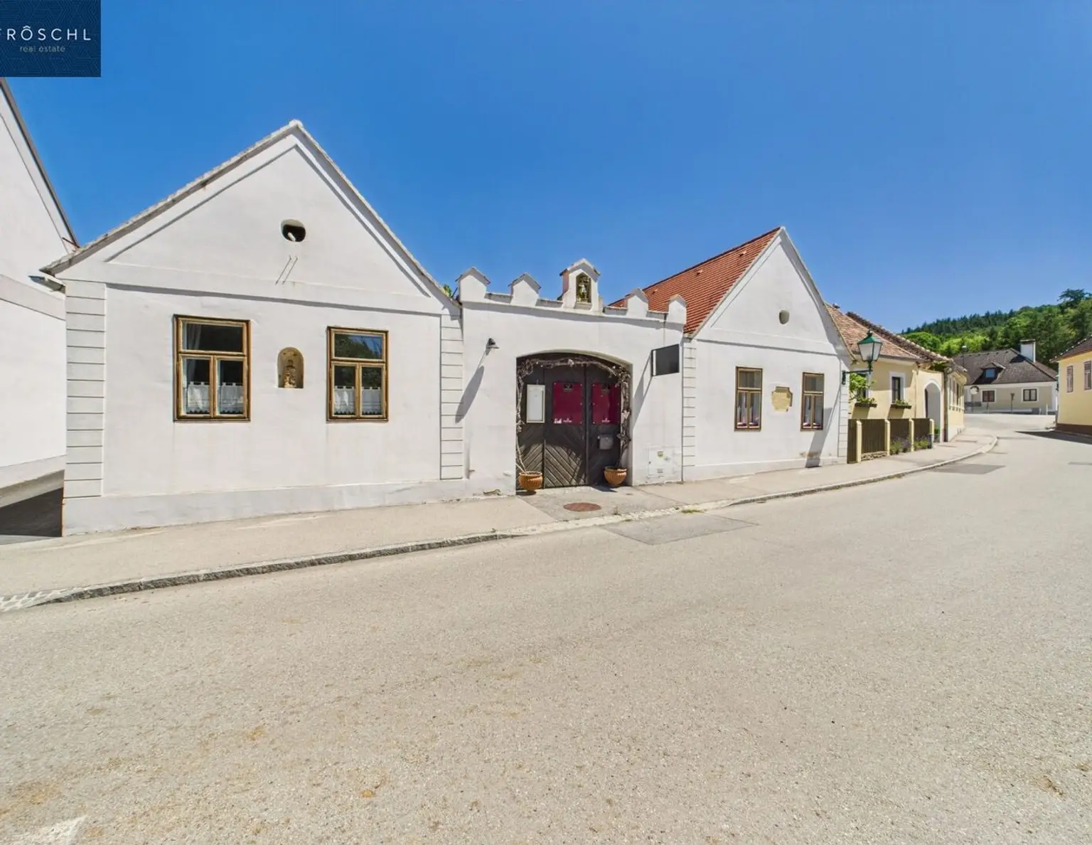 Denkmalgeschütztes Gasthaus 'Zum Goldenen Hirschen' - Einzigartiges Kulturdenkmal mit Gastronomietradition seit 1920