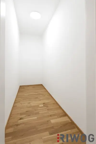 ERSTBEZUG nach Sanierung mit Blick auf Schloss Laudon  | ca. 16 m² Loggia  | Garagenplatz | Vollausgestattete Küche | Erholungsgebiet angrenzend