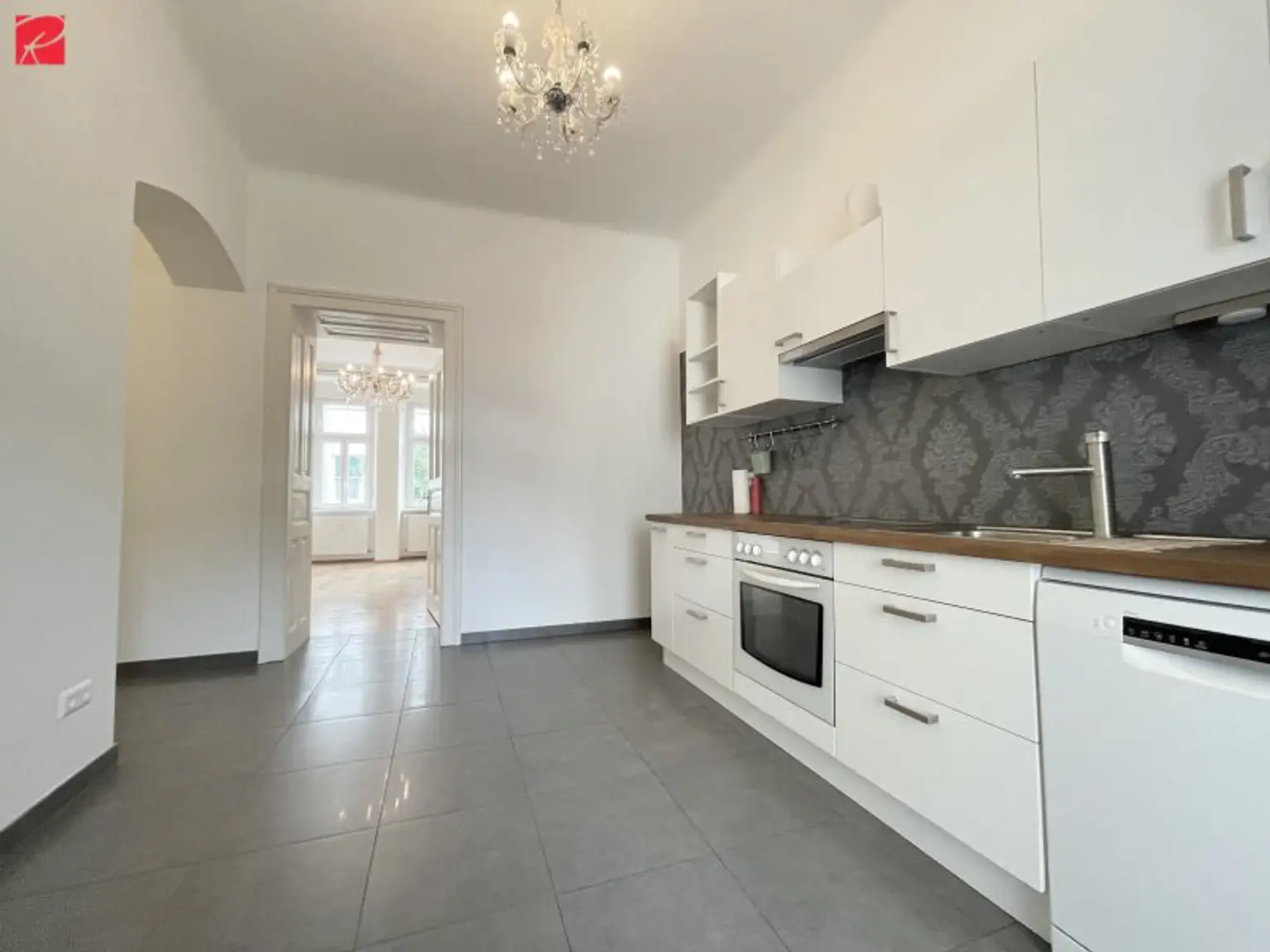 Moderne Altbauwohnung mit Fischgrätparkettböden