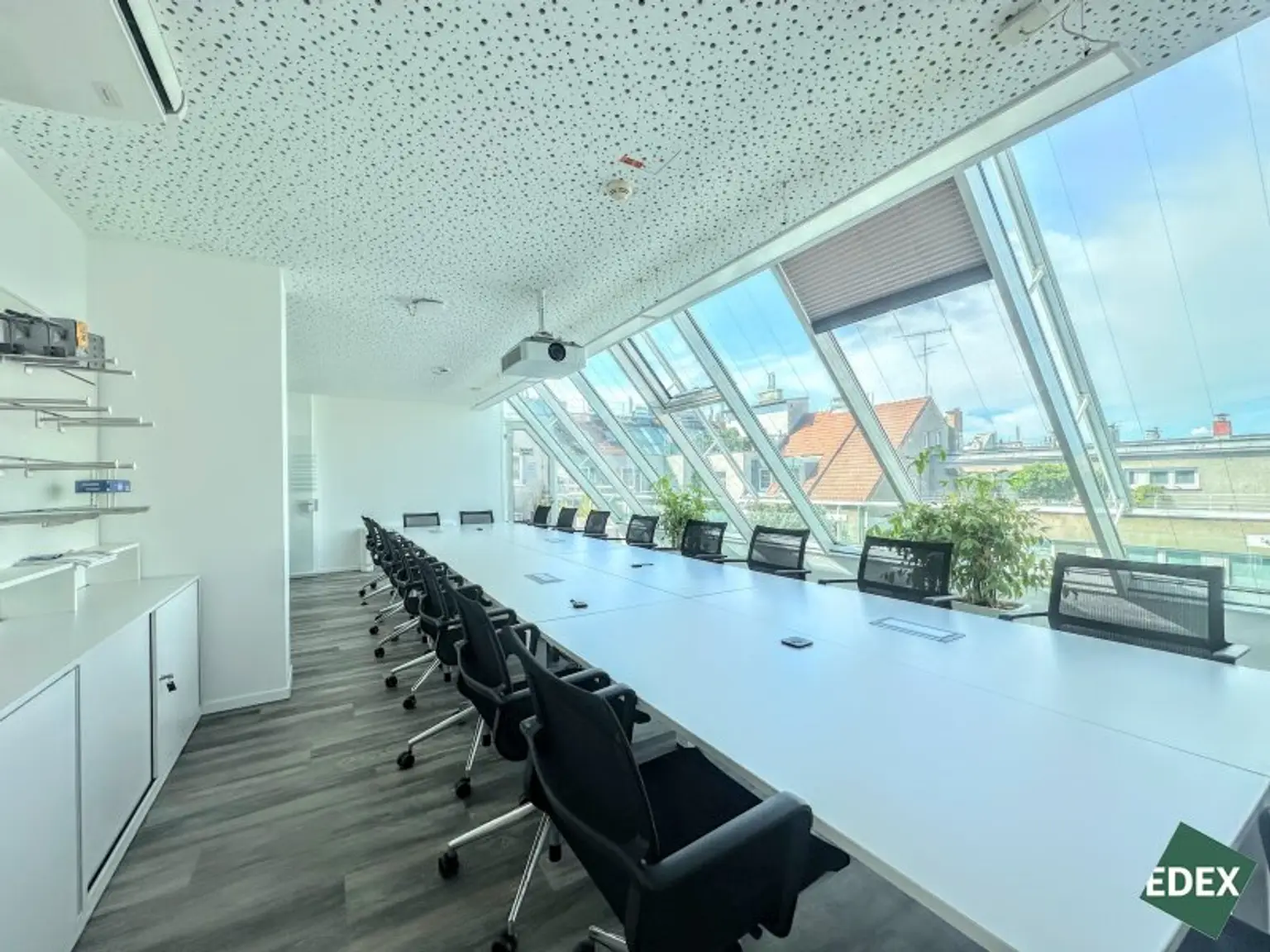 Attraktives Dachgeschoßbüro mit Terrassen im exklusiven Botschaftsviertel nahe Karlsplatz