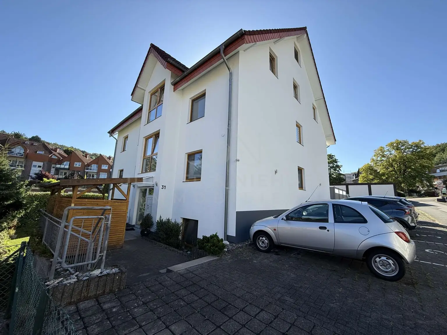 Hausansicht & Stellplätze