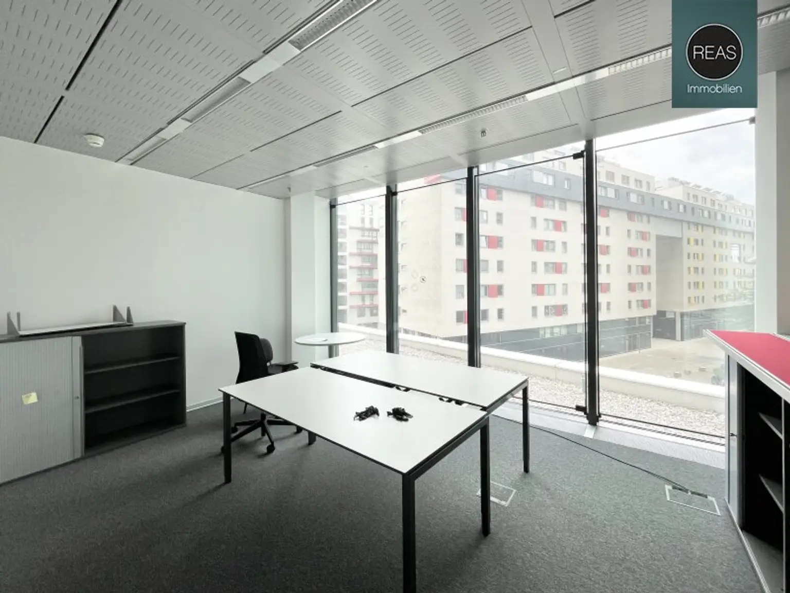 Büro im einzigartigen Hochhaus mit ausgezeichneter Infrastruktur und Panoramablick!