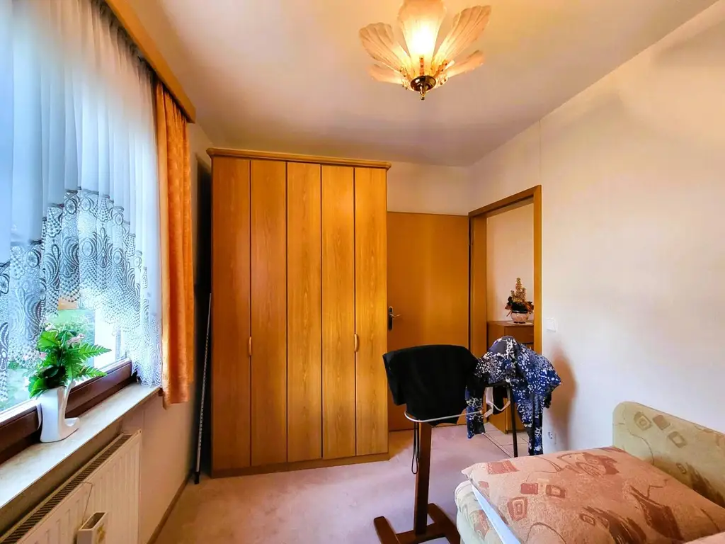 GUT GELEGENES HAUS MIT PFLEGELEICHTEM GARTEN IN BRUNN AM GEBIRGE