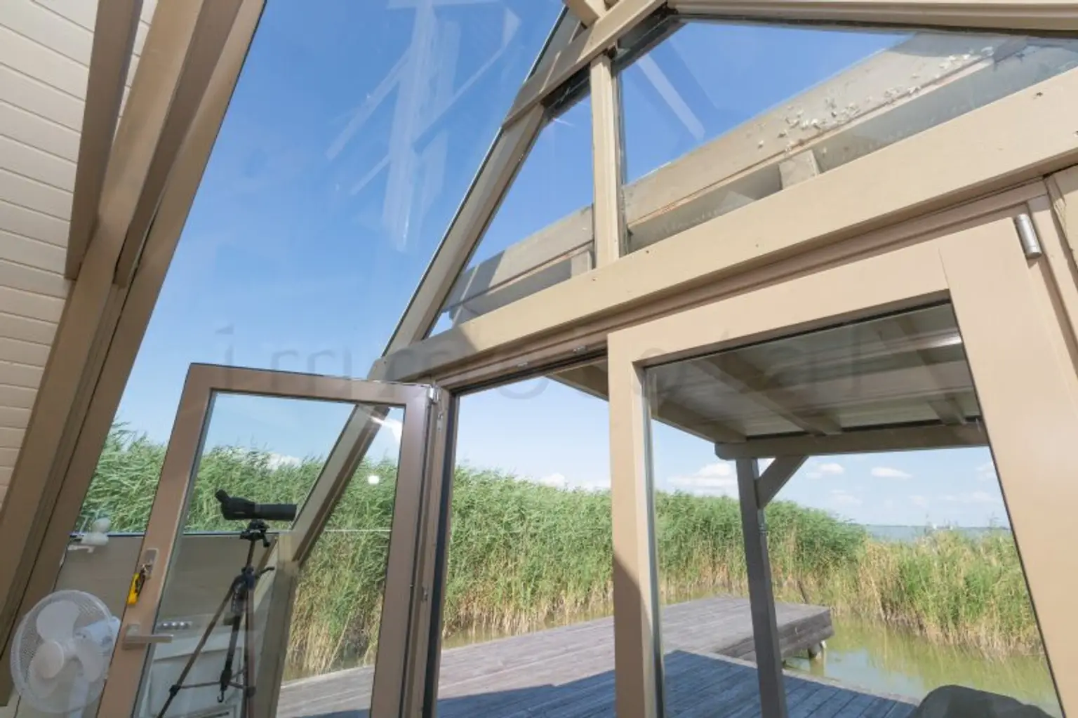 Neu adaptierte Spitzhütte in Toplage am offenen See
