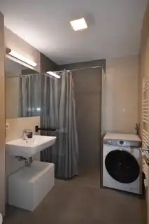 Badezimmer - Modernes und geräumiges Appartement mit großer Loggia und Bergblick