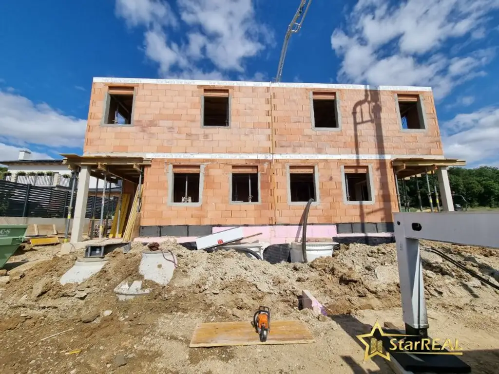 LETZTES HAUS VERFÜGBAR! IDEAL FÜR FAMILIEN! 5-ZIMMER-ZIEGELHAUS MIT UNVERBAUBAREN AUSBLICK. MIT KELLER, BALKON, TERRASSE, CARPORT UND GROSSEM GARTEN.