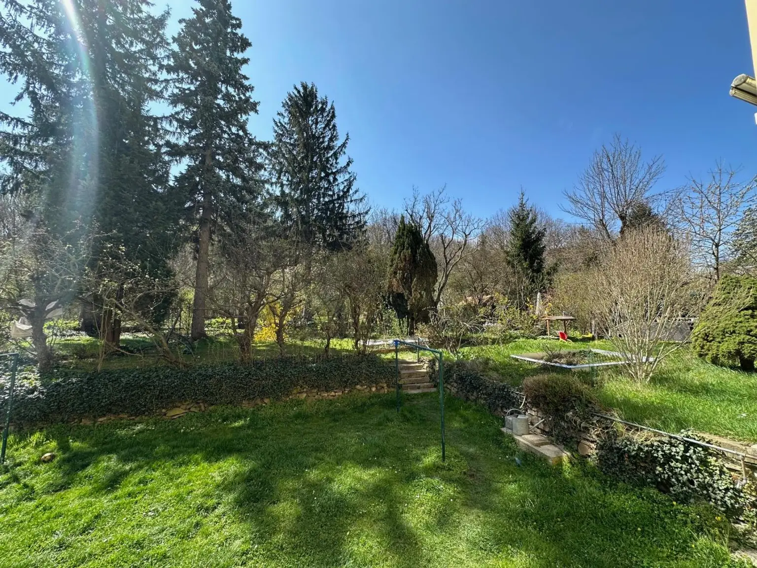 Stilvoll wohnen in Neuwaldegg: 3-Zimmer-Gartenjuwel mit Kamin und Kochinsel