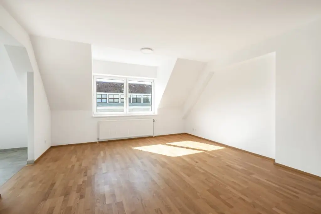 TOP ANGEBOT! Helle 4-Zi.-DG-Wohnung im 16. Bezirk! inkl. 2 Stellplätzen!