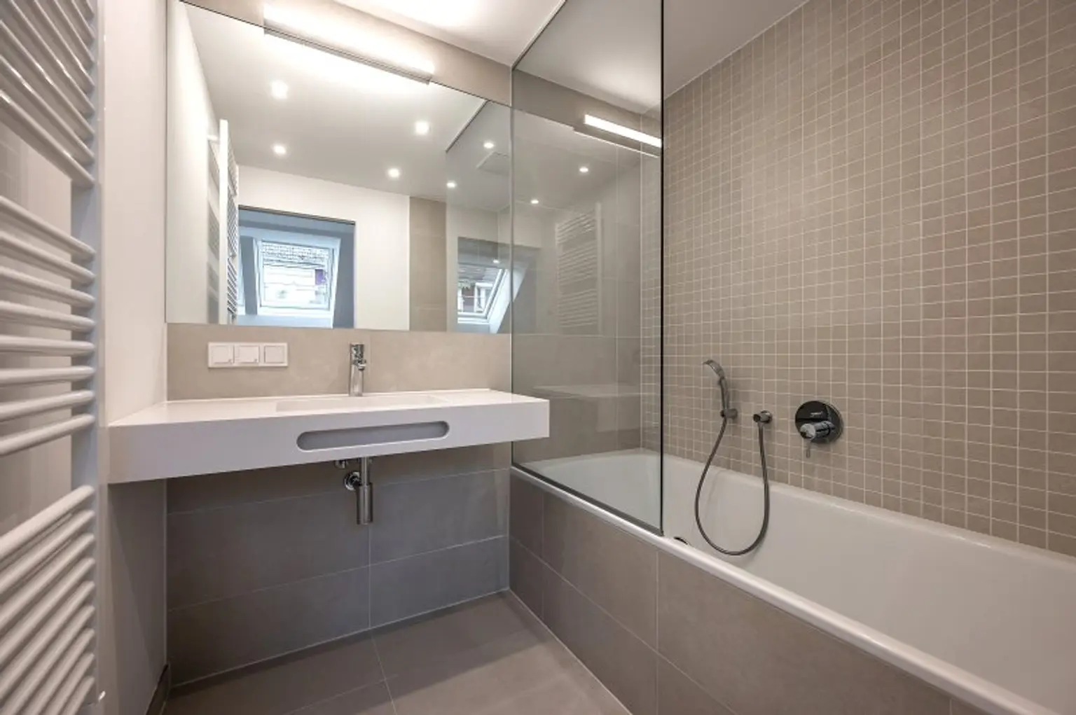 EDUART-Die Kunst des Wohnens: Hochwertiger 3-Zimmer DG-ZWEITBEZUG mit ca. 15m² Balkon! (10/19)
