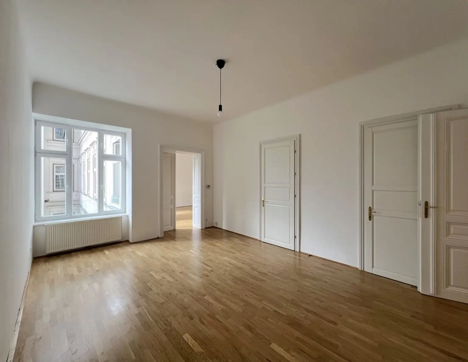 Großzügige 2-Zimmer-Altbauwohnung auf der Mariahilfer Straße