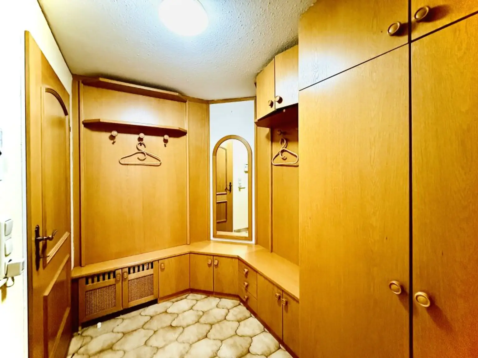 Vorzimmer mit eingebauter Garderobe