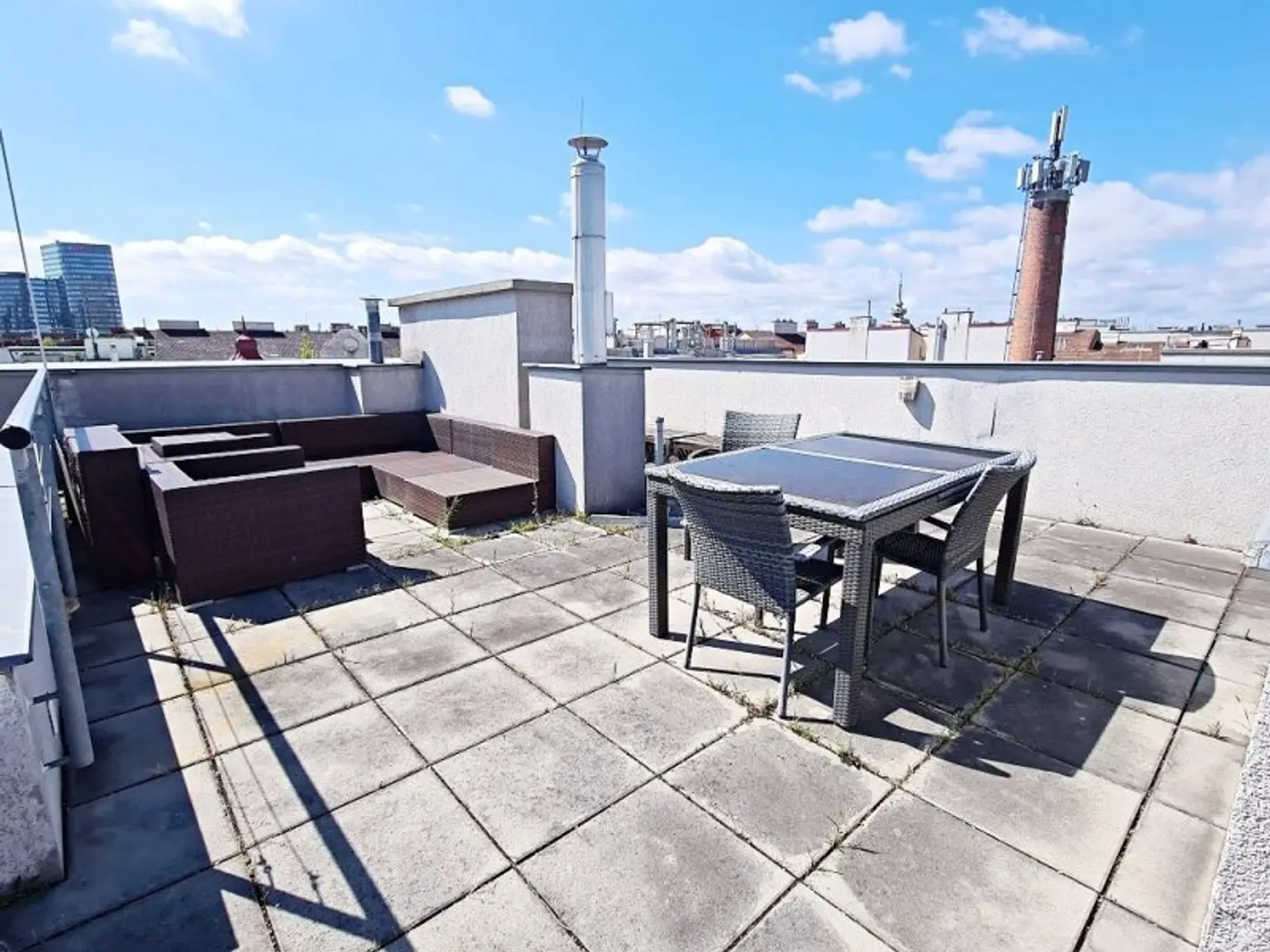 TERRASSENHIT, U1-NÄHE, 84 m2 Dachgeschoß mit 30 m2 Terrasse, 2 Zimmer, Wohnküche, 2 Bäder, Parketten, Viktorgasse