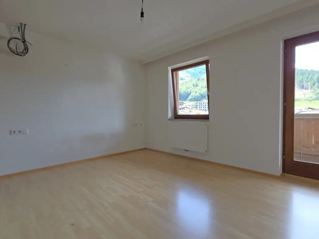 Fügen - großzügige 4 Zimmerwohnung im Dornröschenschlaf