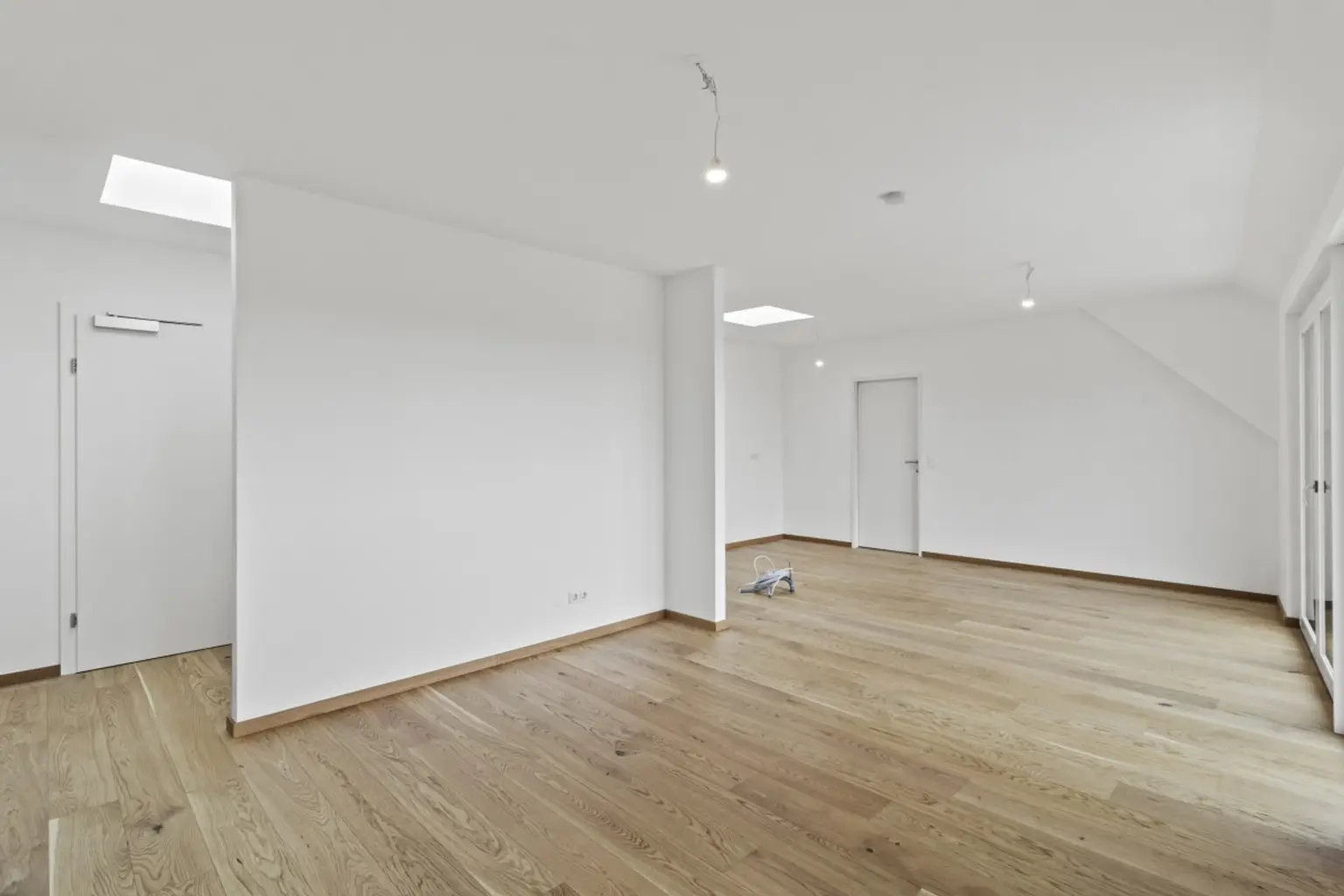 F | ++ EXKLUSIV++ Dachgeschoss mit VIER Zimmern & ZWEI Balkonen ++ | Prima Service Immobilien
