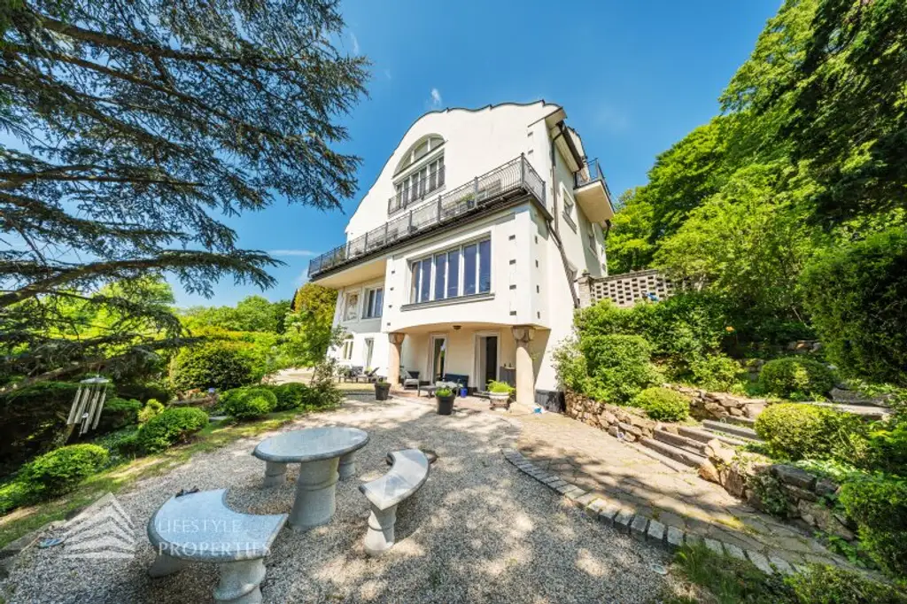 Luxuriöse Parkvilla mit einzigartigem Fernblick am Kahlenberg